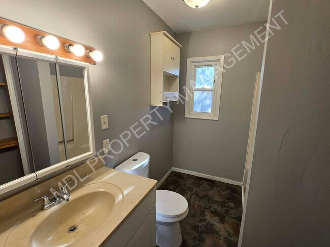 Building Photo - 2 Bed / 1 Bath House in Saginaw