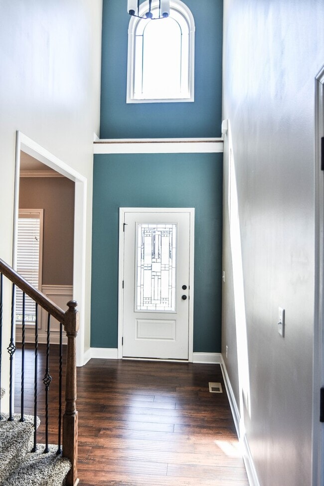 Building Photo - Dog Friendly Three Bedroom in Rossview!