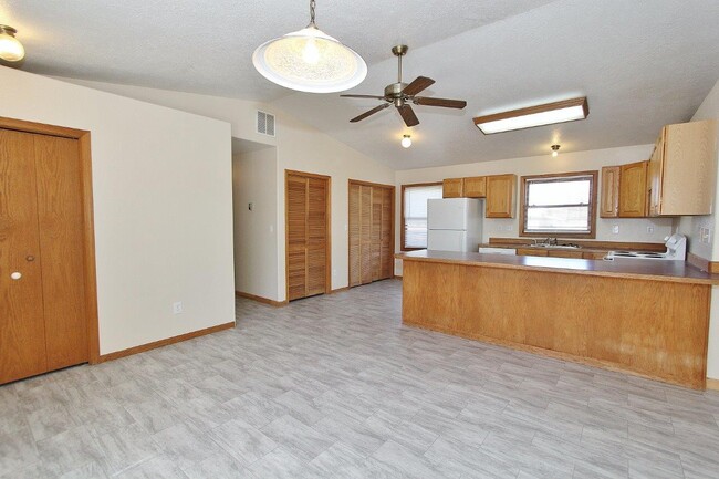 Building Photo - 1020 S Hayes Ave