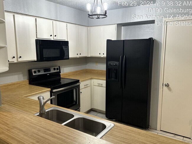 Building Photo - Comfort and Convenience Awaits YOU!