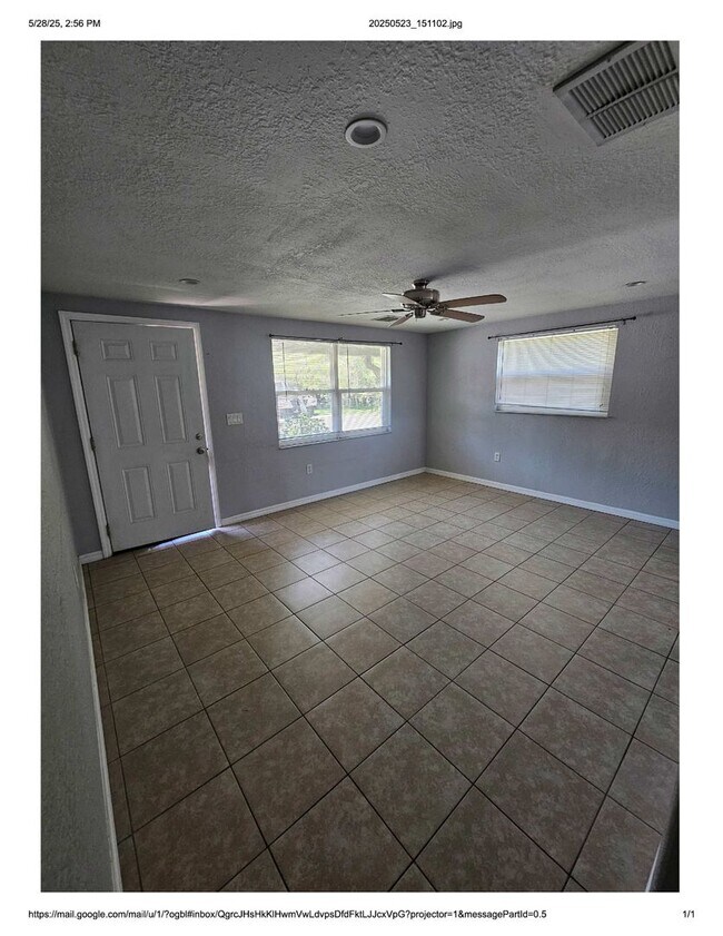 Building Photo - Spacious 2 Bedroom Apartment in Prime Loca...