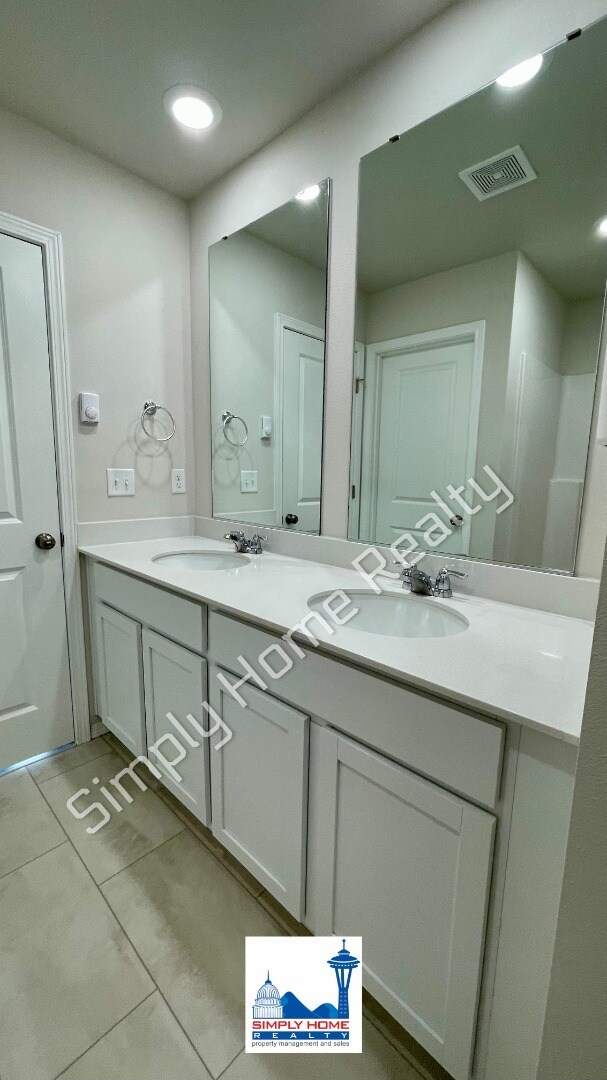 Building Photo - Step Inside to a Townhome Made for Easy Living!