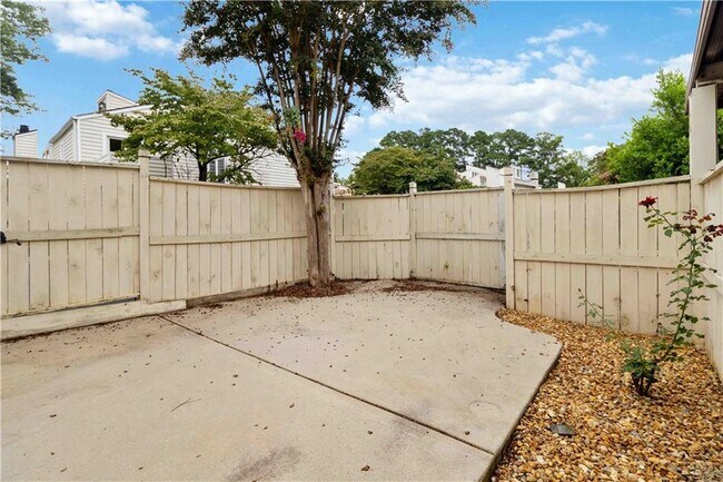 Building Photo - 694 Serramonte Dr