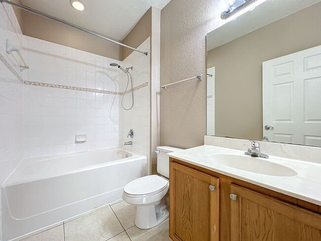 Building Photo - LUXURY 3 Bedroom / 2 Bath Townhome in a ga...