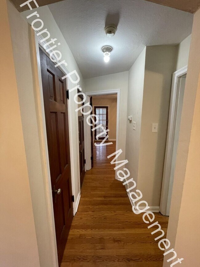 Building Photo - Charming 1-Bedroom Apartment