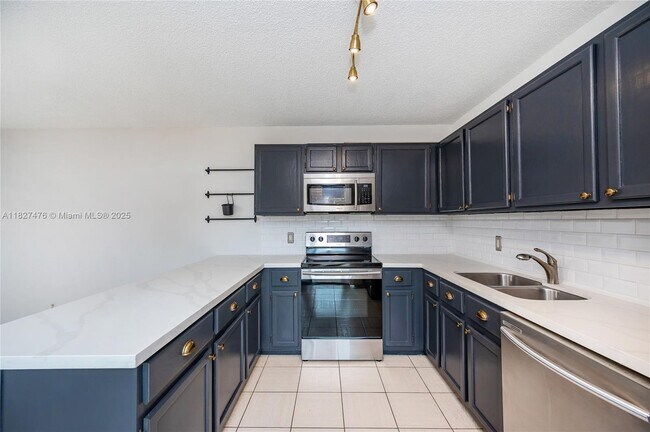 Building Photo - 2536 Camelot Ct