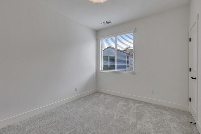 Building Photo - 928 Valencia Ave