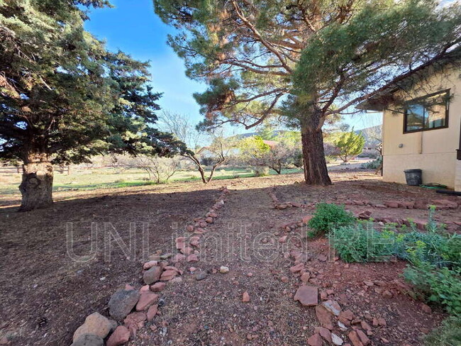 Building Photo - 490 Deer Pass Dr