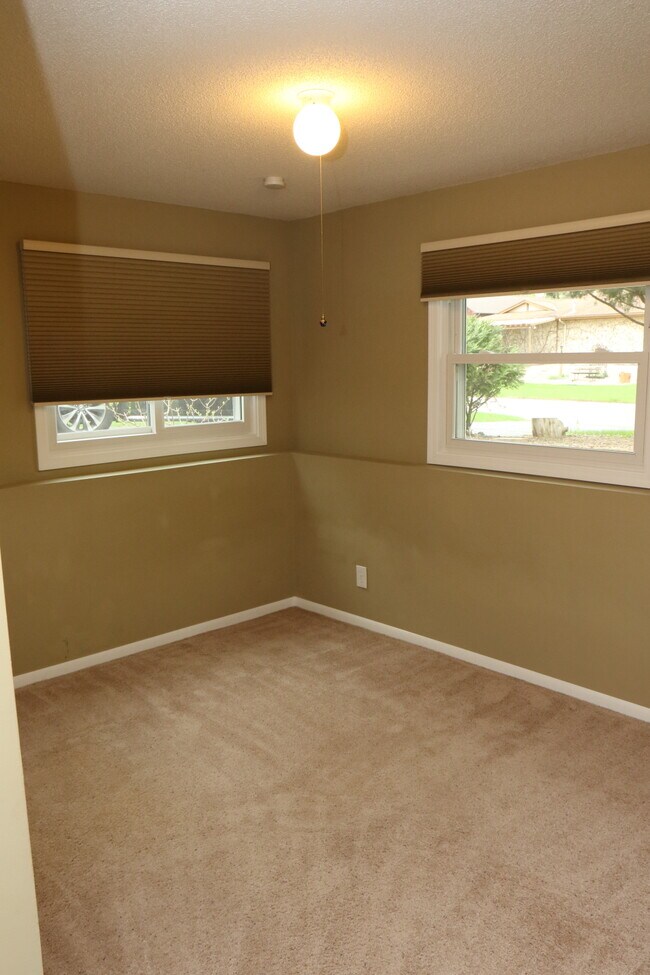 Basement bedroom - 7096 Stratford Rd