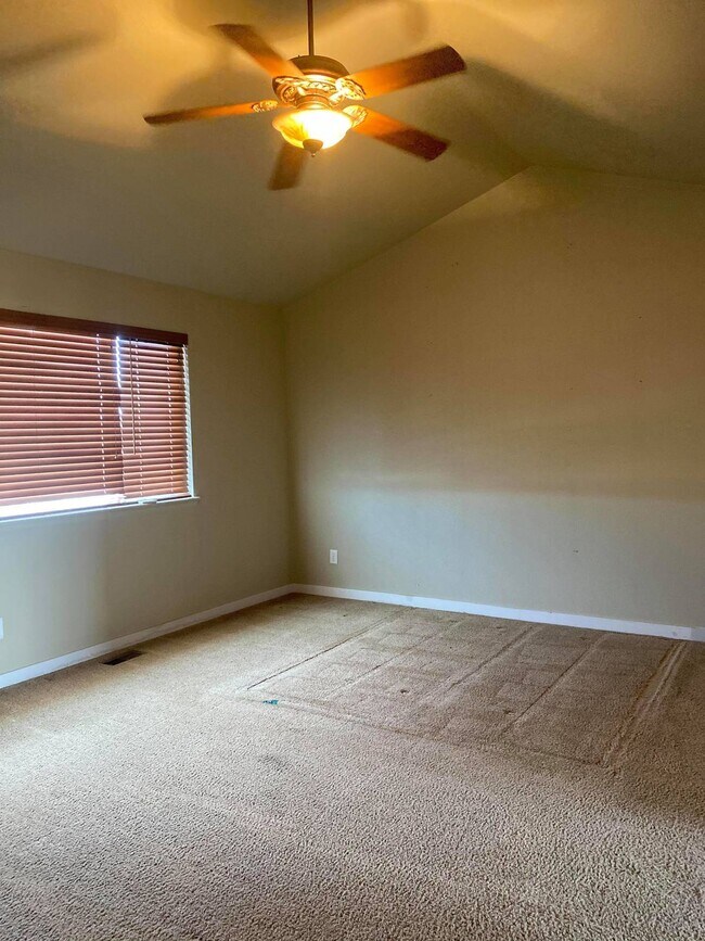 Building Photo - 4 bedroom - Dewhirst