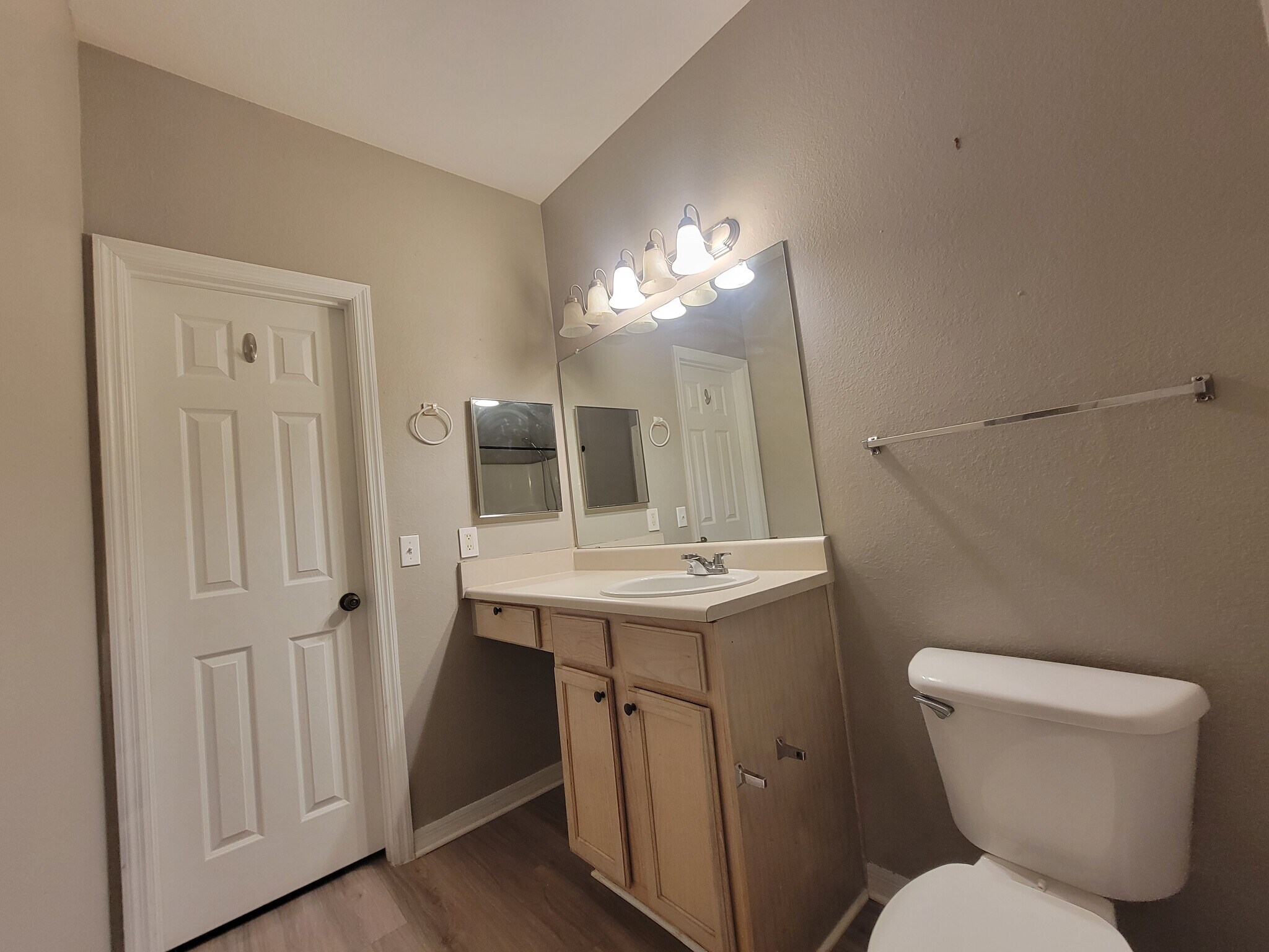 Building Photo - 7800 Point Meadows Dr