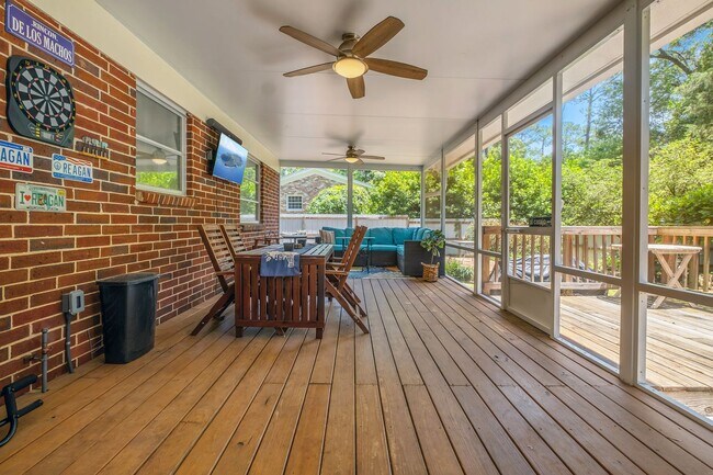 Building Photo - Stunning 3 Bedroom 2 Bathroom Mid-Century ...