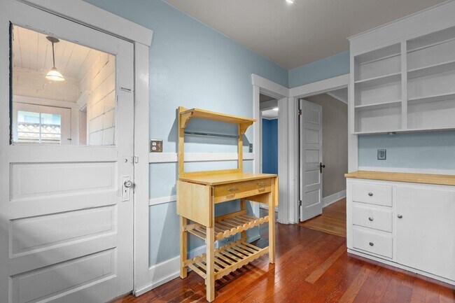 Building Photo - Classic Tacoma Charm with Room to Breathe....