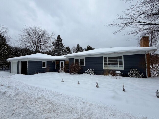 Building Photo - 3 Bed 1.5 Bath Single Family Home in Scholfield