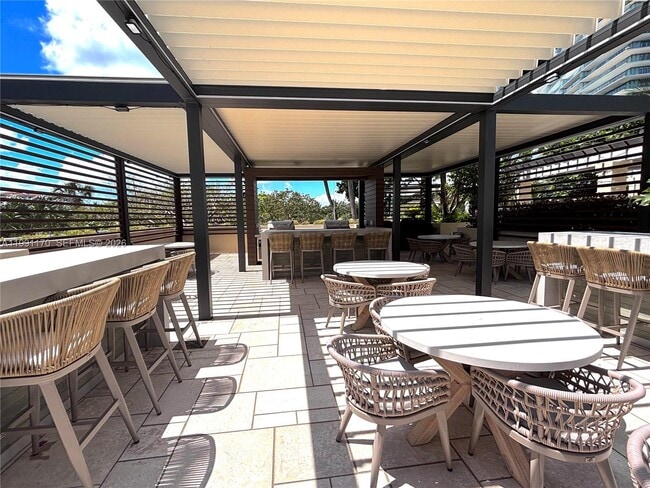 Building Photo - 400 South Pointe Dr