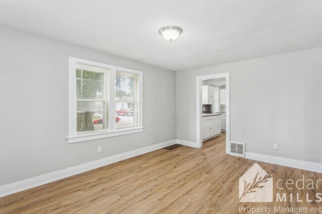 Building Photo - Great SE 3 bedroom home with many updates