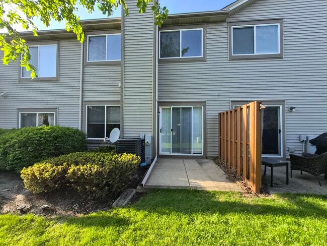 Building Photo - 1015 Woodview Ct