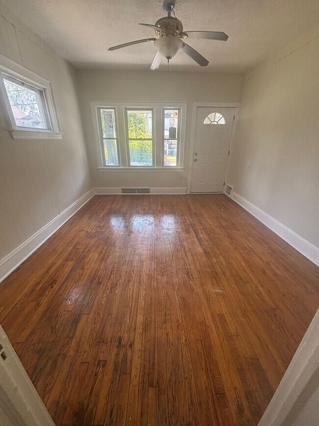 Building Photo - Cleveland East Side 2 bedroom down