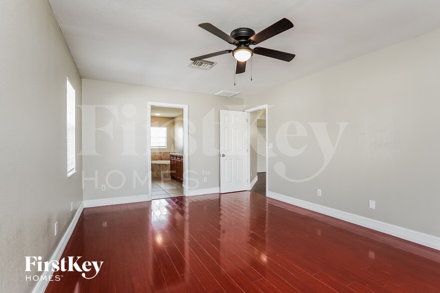 Building Photo - 522 SE Van Loon Terrace