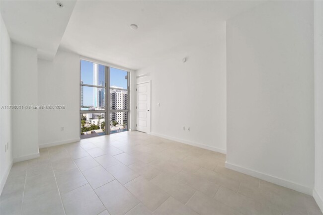 Building Photo - 2150 N Bayshore Dr