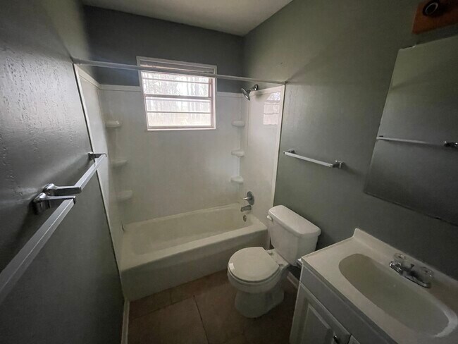 Building Photo - 1302 Plummer St