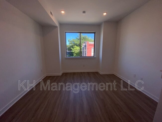 Building Photo - 976 N 45th St