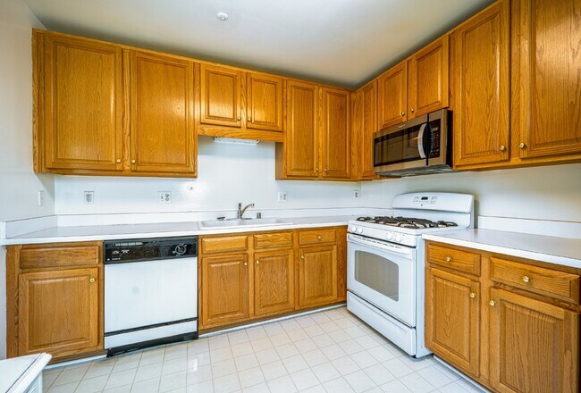 Building Photo - 2-level condo, conveniently located