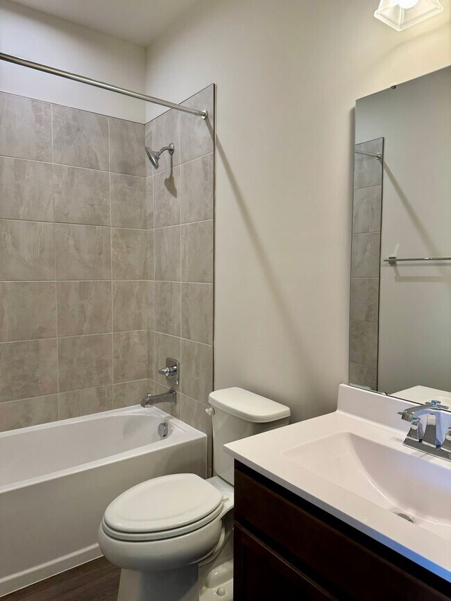 Building Photo - 3 Bedroom Townhouse w/garage located in Po...