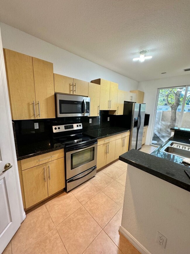 Building Photo - Amazing renovated townhome!3 Bedroom 2.5 B...