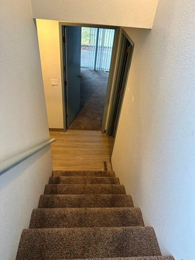 Building Photo - 2 bedroom townhuose