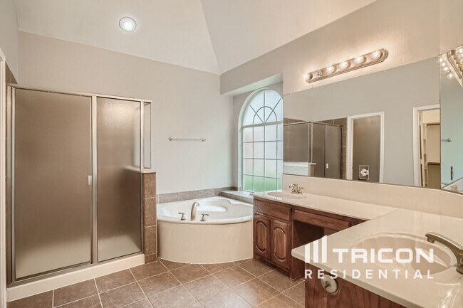 Building Photo - 2710 Hawthorne Dr