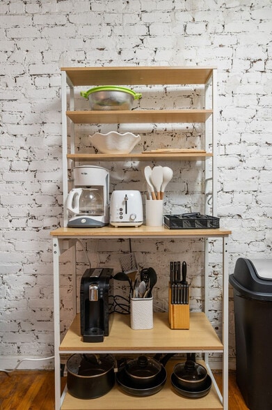 Building Photo - 320 W 30th St