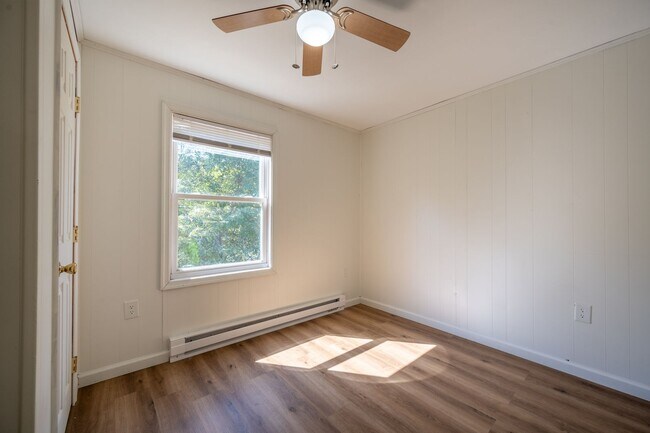 Building Photo - Updated 2 bedroom 1 bath in Fairlawn VA
