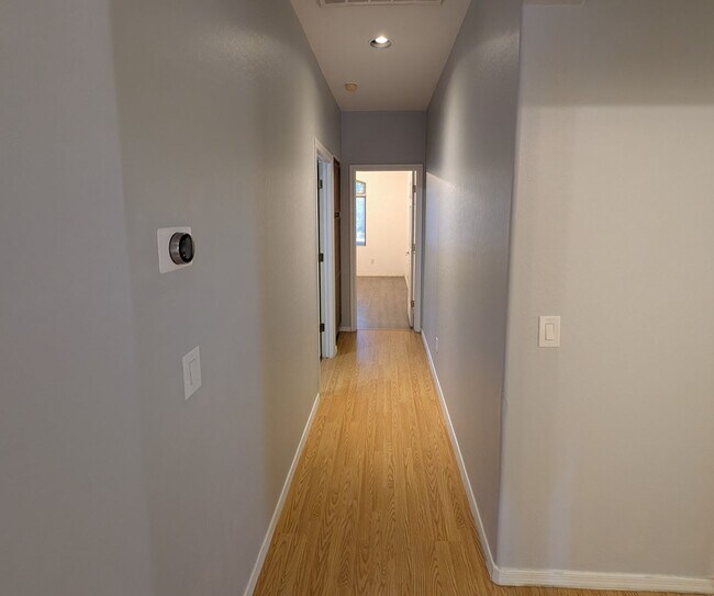 Building Photo - 3 Bedroom Home in the Crismon Crossing Com...