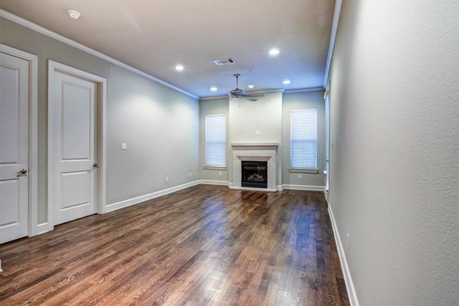 Building Photo - 2800 Sandage Ave