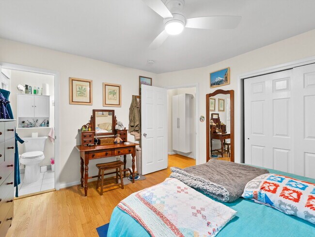 Building Photo - "Stunning 4-Bed Oasis with Granite Eleganc...
