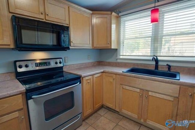 Building Photo - 1313 Wells Ave SE