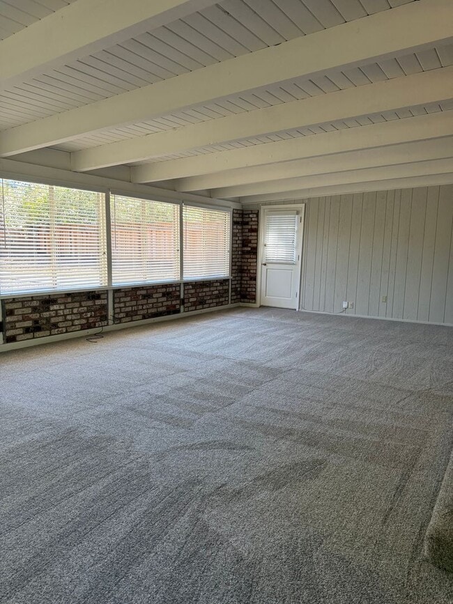 Building Photo - Spacious Waverly Park Home