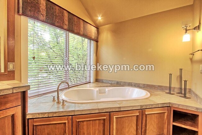 Building Photo - 3 Bed, 2 Bath, 1 Acre Home in Ridgefield, WA