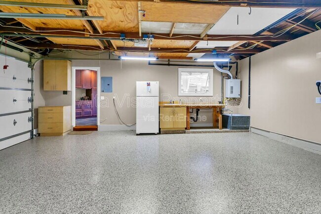 Building Photo - 5940 La Jolla Mesa Dr