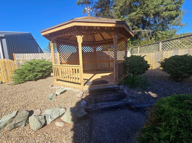 Building Photo - 164 N Harbor St