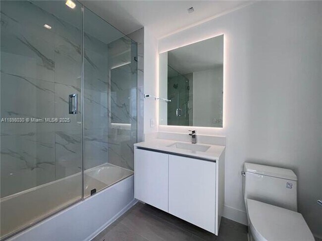 Building Photo - 700 NE 24th St