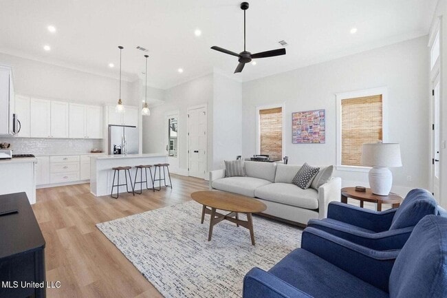 Building Photo - 254 Caillavet St