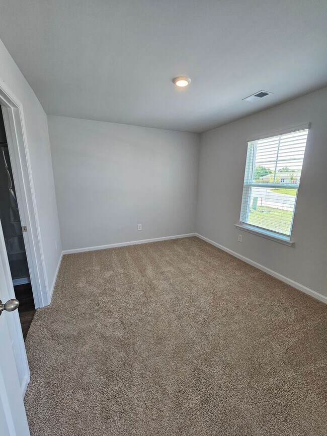 Building Photo - 223 Cleat Dr