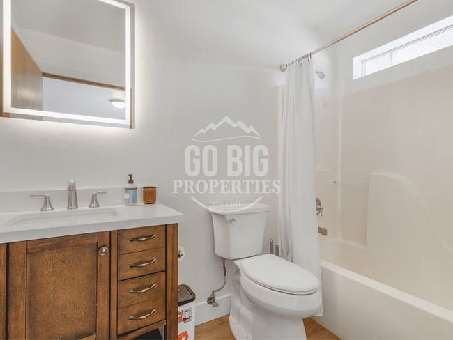 Building Photo - Fully Renovated Condo