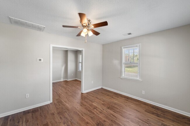 Building Photo - 132 Jenks St