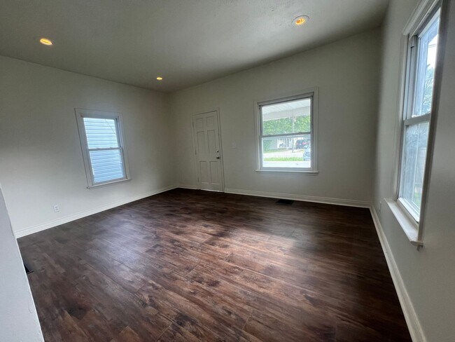 Building Photo - Charming Home