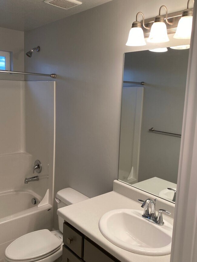Building Photo - Lovely Townhome For Rent