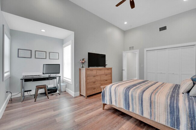 Building Photo - 600 Xanadu Pl