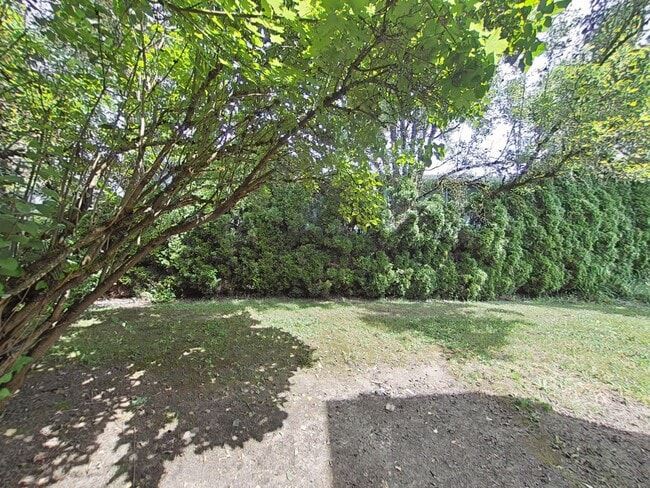 Building Photo - 2 Bedroom Duplex ~ Centrally Located